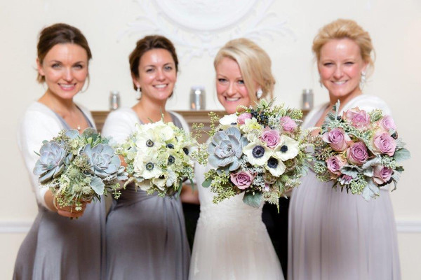 wedding day schedule. Beautiful natural bridal makeup for the bride by Pam Wrigley. Plus low bun wedding hairstyles for long hair by wedding makeup artist and bridal hair stylist in London.