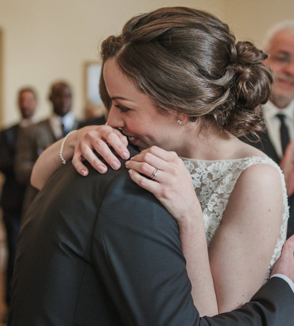 wedding day schedule. Beautiful natural bridal makeup for the bride by Pam Wrigley. Plus messy low bun wedding hairstyles for long hair by wedding makeup artist and bridal hair stylist in London.