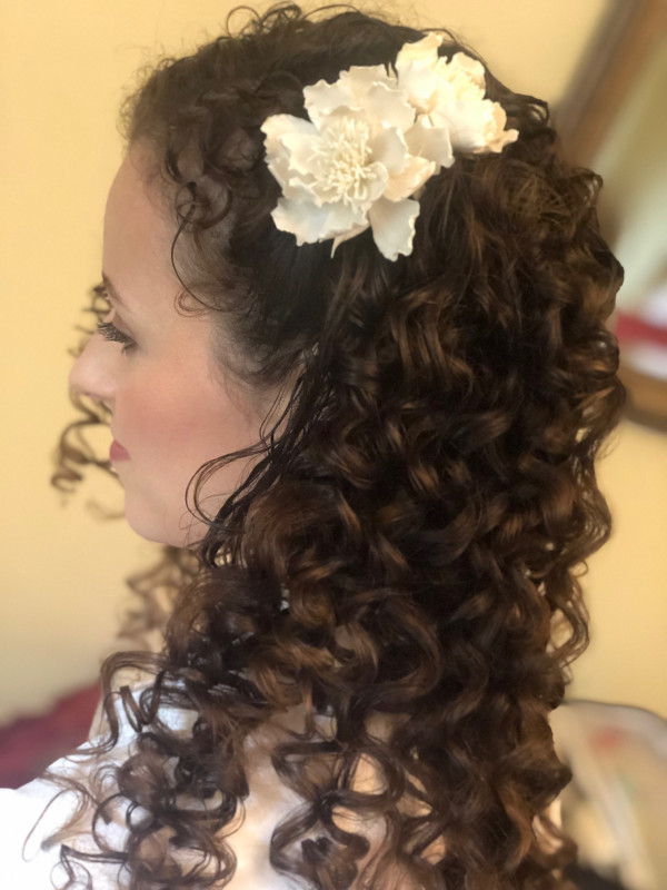 bridal and wedding hairstyles for medium length naturally curly hair, keep your natural curls for your wedding day hair down hairstyle