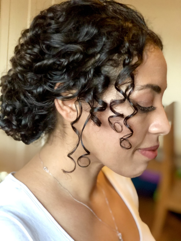NATURALLY CURLY HAIR – WEDDING HAIR STYLE bridal and wedding hairstyles for medium length naturally curly hair, keep your natural curls for your wedding day hairstyle