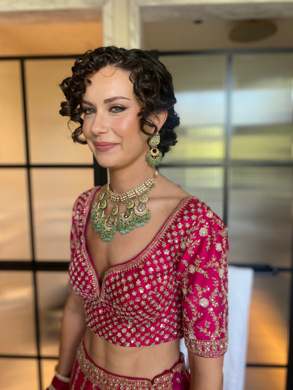 Getting ready at the Kimpton Fitzroy naturally curly hair bridal hairstyles by Pam Wrigley